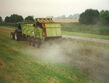 Ausbringen von Treibsel-Kompost auf den Elbdeichen in Schleswig-Holstein, Frühjahr 1998