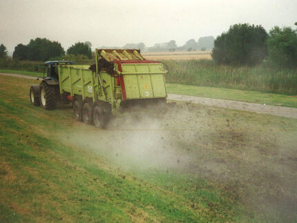 Ausbringen von Treibsel-Kompost auf den Elbdeichen in Schleswig-Holstein, Frühjahr 1998